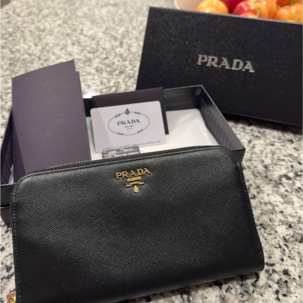 Prada saffiano wallet